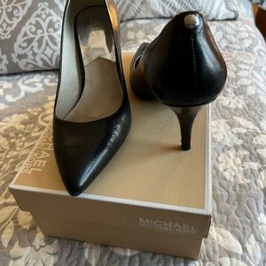 Classic Michael Kors black mid pump